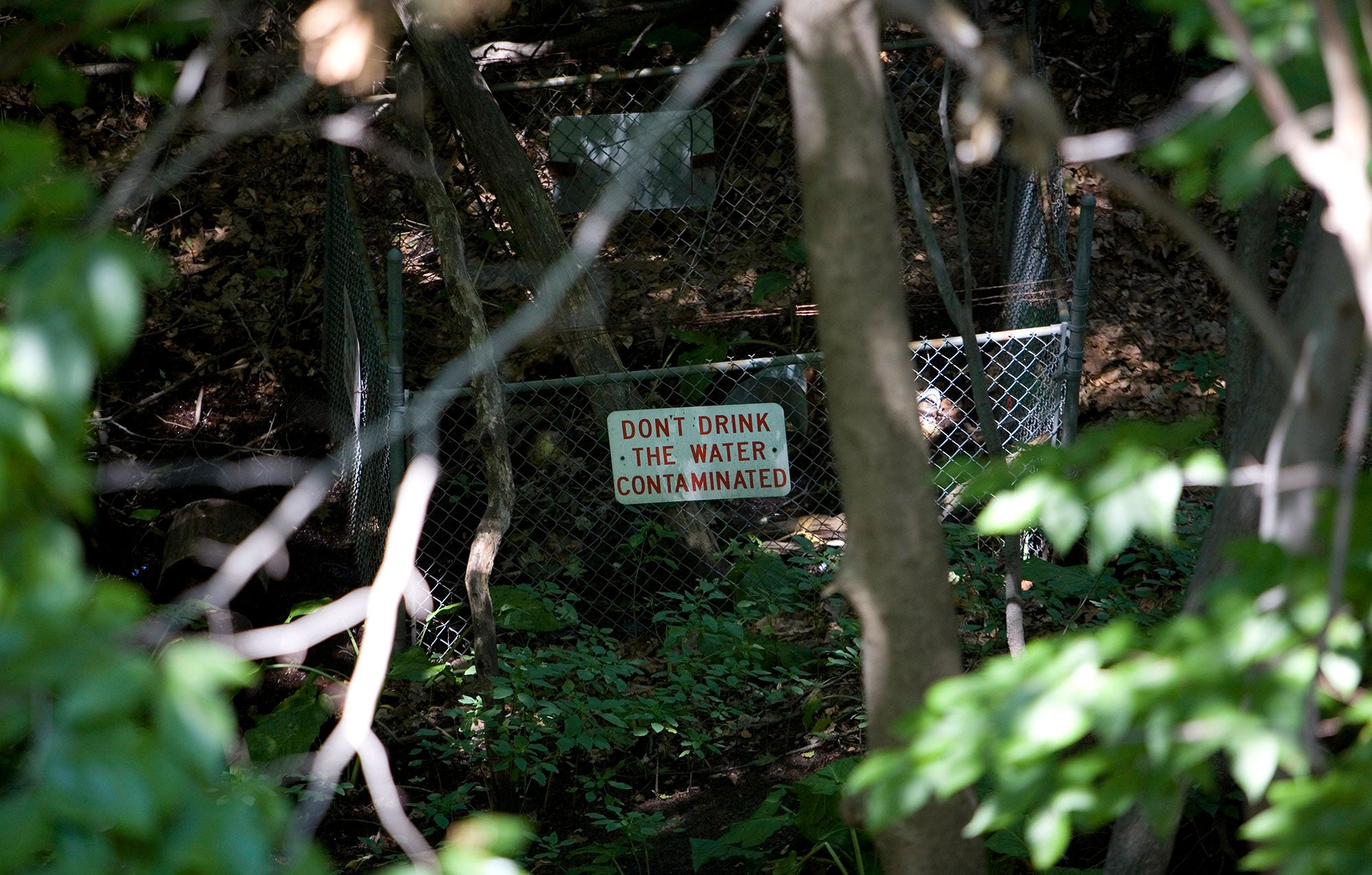 trichloroethylene-tce_getty-2000 A sign ("Don't drink the water. Contaminated") on a chain link fence warns visitors from a stream contaminated with trichloroethylene (TCE) in Fort Edward, N.Y.